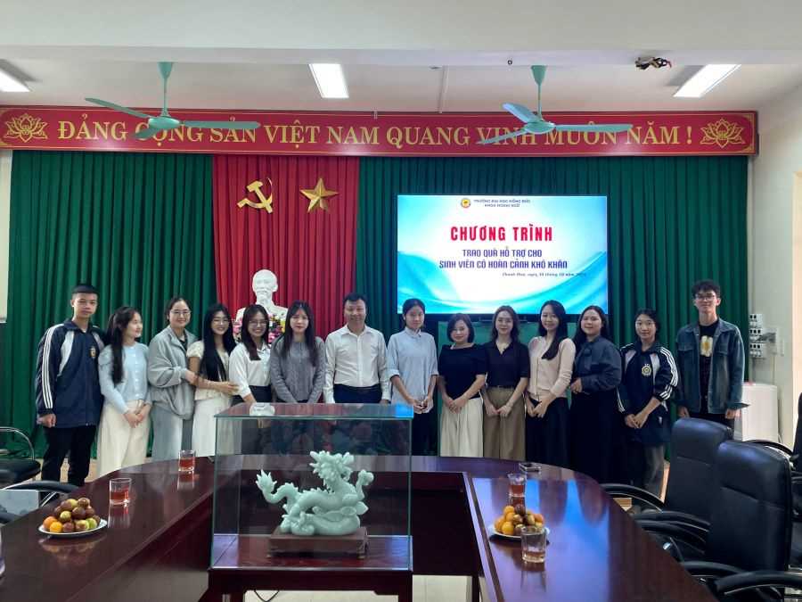 Khoa Ngoại Ngữ Tổ Chức Chương Trình Trao Tặng Quà Hỗ Trợ Sinh Viên Có Hoàn Cảnh Khó Khăn